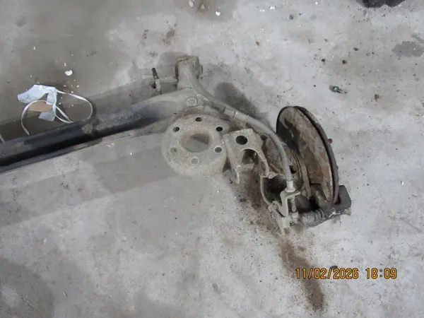 BELKA ZAWIESZENIA OŚ AURIS I - Poutre de suspension Toyota OE image 8