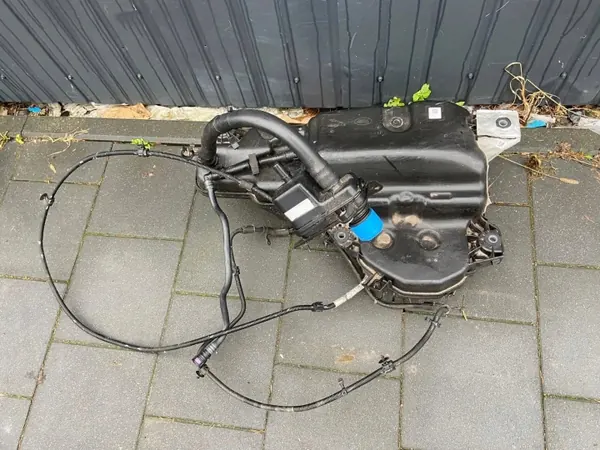 Land Rover Defender AdBlue-tank OEM L8B2-5J228-A image 2