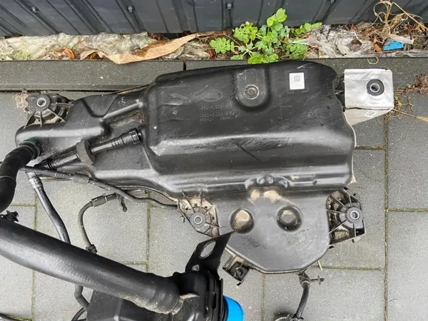Land Rover Defender AdBlue-tank OEM L8B2-5J228-A image 3
