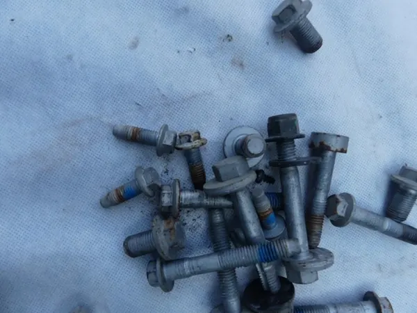 Set di bulloni per sospensione posteriore Ford Kuga II Focus II image 2