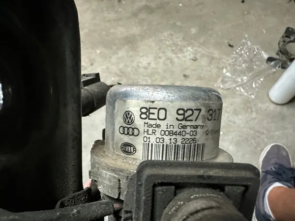 Bromsvakuumpump Audi A8 D4 8E0927317J image 2