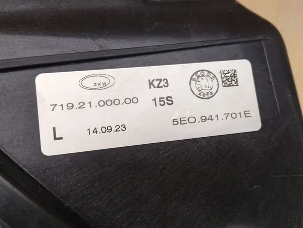 Farol Halógeno Esquerdo Skoda Octavia III OEM 5E0941701E image 3