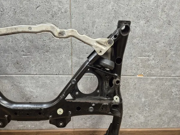 BMW Voorophangingbalk OEM 6872118 - Gebruikt image 4
