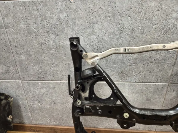 BMW Voorophangingbalk OEM 6872118 - Gebruikt image 5