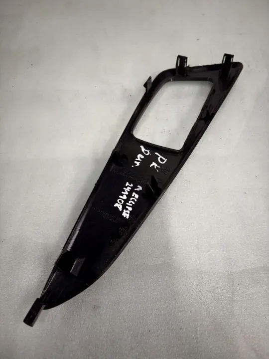 Piezas de puerta Mitsubishi OEM 7221C837 - Usadas image 3