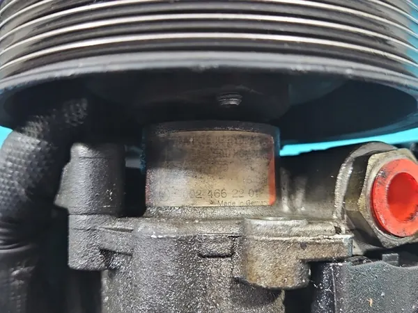 Bomba de direção assistida Mercedes W210 2.2D OEM 0024662201 image 7