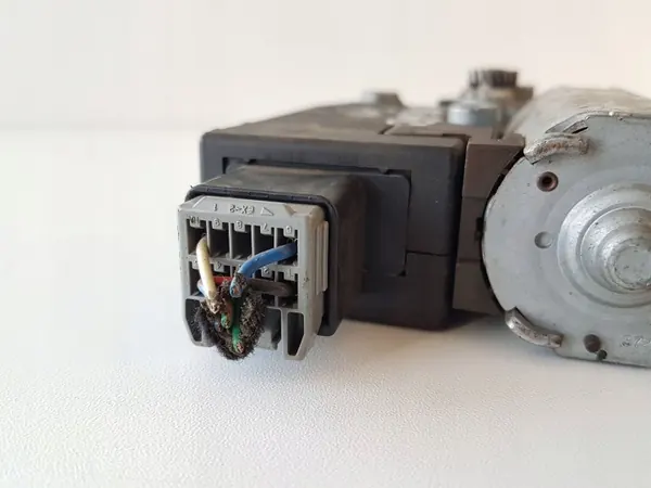Motor de teto solar Kia Sorento OEM KG1008100 - Usado image 3