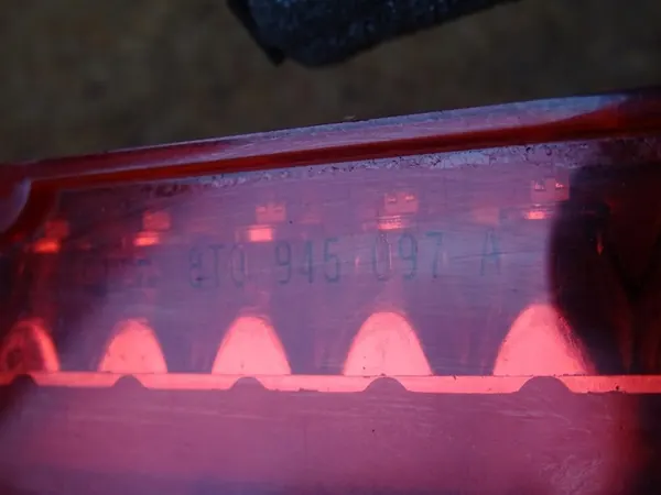 AUDI A5 8T Luz de Freno Tercera 8T0945097A image 3