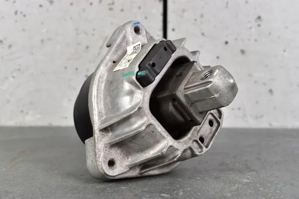 BMW M5 F10 M6 F06 F13 Moottorin Tuki Vasen 6851263 image 4