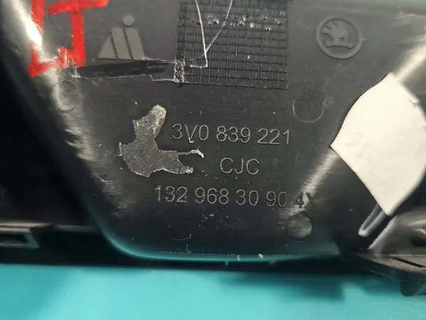 OEM 3V0839221 vänster bakre innerhandtag Skoda Superb III image 4