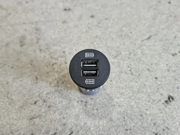 USB-pistorasia Taka Porsche Macan (95B) OEM 95B035222 image 2