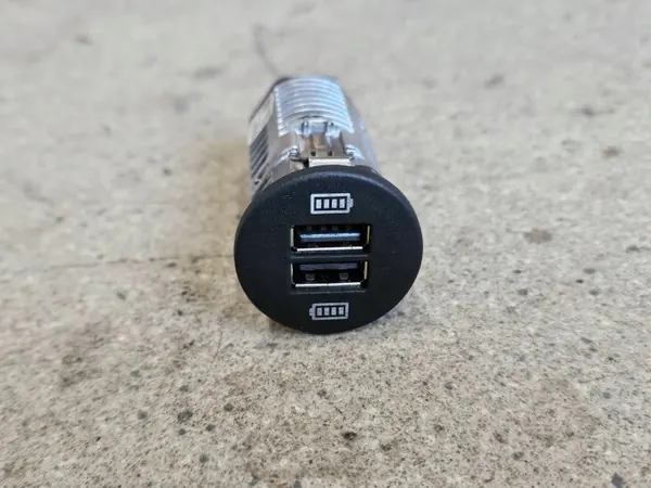 USB-pistorasia Taka Porsche Macan (95B) OEM 95B035222 image 3