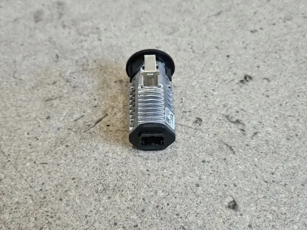 USB-pistorasia Taka Porsche Macan (95B) OEM 95B035222 image 4