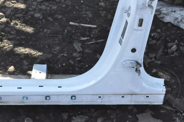 Kia X-Ceed linker dorpelpaal OEM 273497 image 4