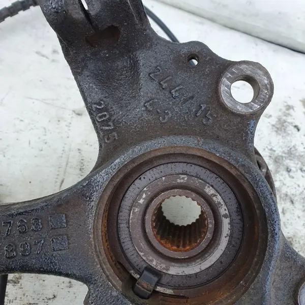 OEM 13388768 Etuojan oikea jousituskiinnike Opel Corsa E image 4