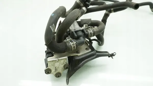 VOLVO V60 II 2.0 Vattenpump 31657307 MILD HYBRID image 2