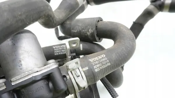 VOLVO V60 II 2.0 Vattenpump 31657307 MILD HYBRID image 4