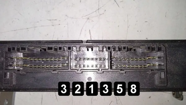 Mitsubishi Galant ECU OEM AM-321358 Käytetty image 5