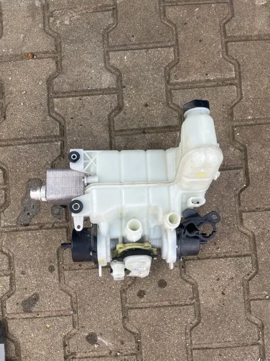 Tesla Model 3 Réservoir pompe à chaleur OEM 1077617-00-E image 3