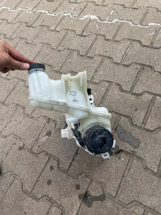 Tesla Model 3 Réservoir pompe à chaleur OEM 1077617-00-E image 4