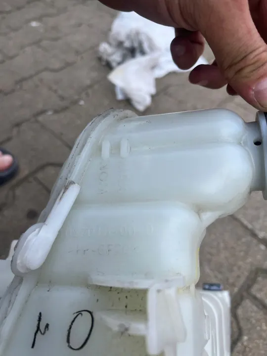 Tesla Model 3 Réservoir pompe à chaleur OEM 1077617-00-E image 5