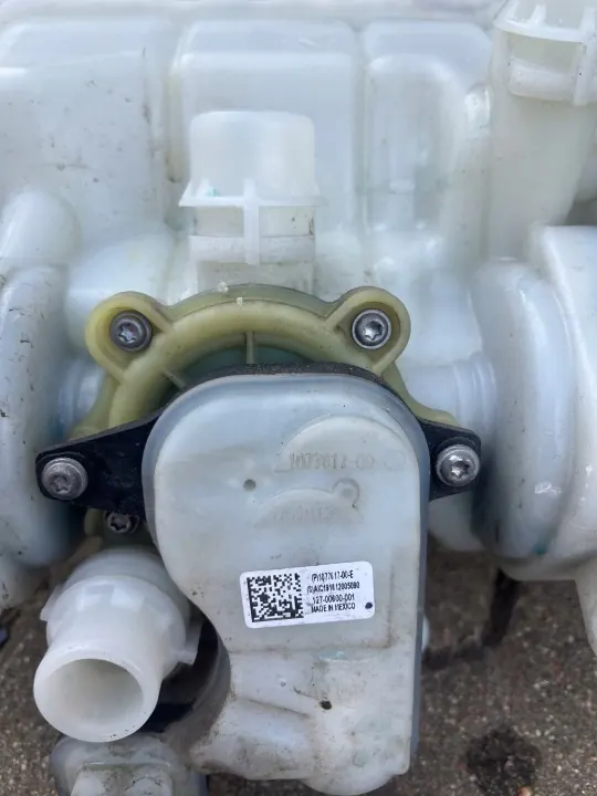 Tesla Model 3 Réservoir pompe à chaleur OEM 1077617-00-E image 6