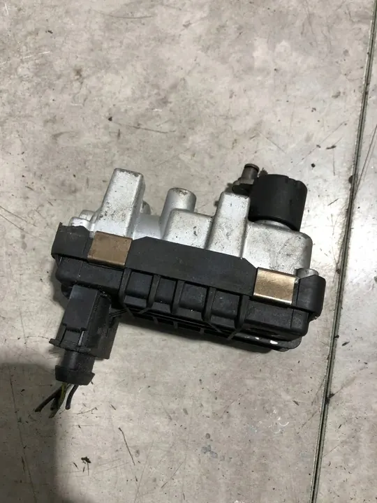 Actionneur de turbocompresseur électrique Volkswagen Golf VII 6NW008412 image 3