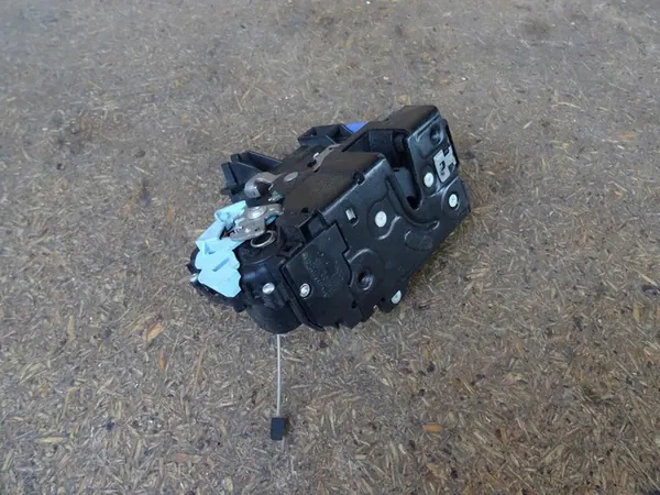 VW GOLF V Linke Vordertürschloss 9 Pin 3D2837015K image 2