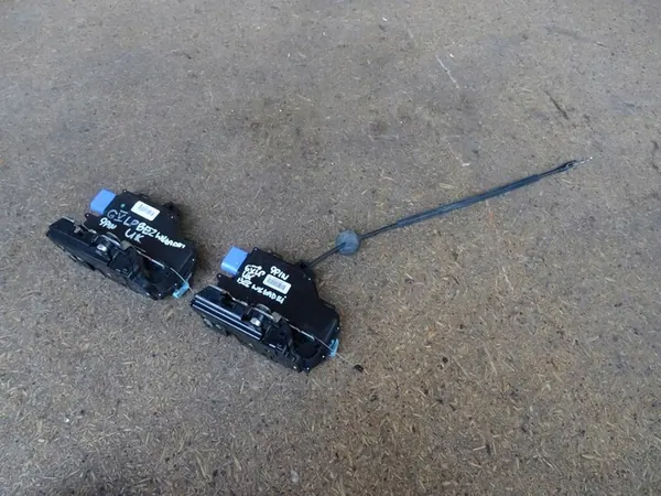 VW GOLF V Linke Vordertürschloss 9 Pin 3D2837015K image 4