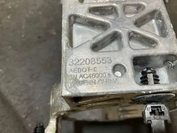 Gebrauchtes Volvo Motorraumteil OEM 32208553 image 4