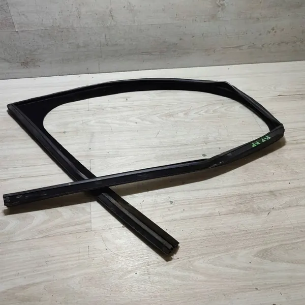 Jaguar F-Pace Front rechts Türglasdichtung OEM HK8321597A image 2
