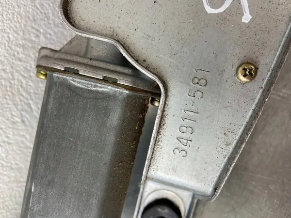 Moteur d'essuie-glace arrière Subaru Forester I OEM 34911581 image 4