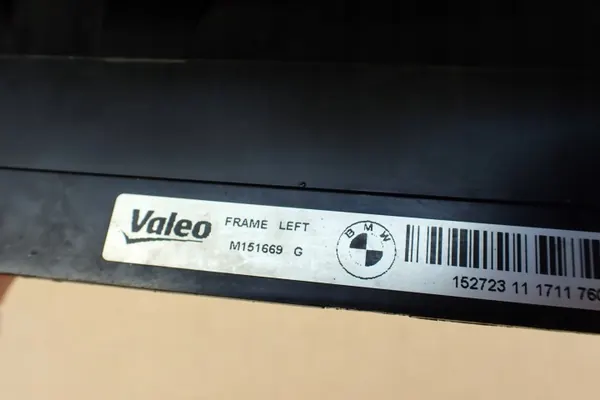 BMW 17117600536 Kylarinfästningsram - Begagnad image 7