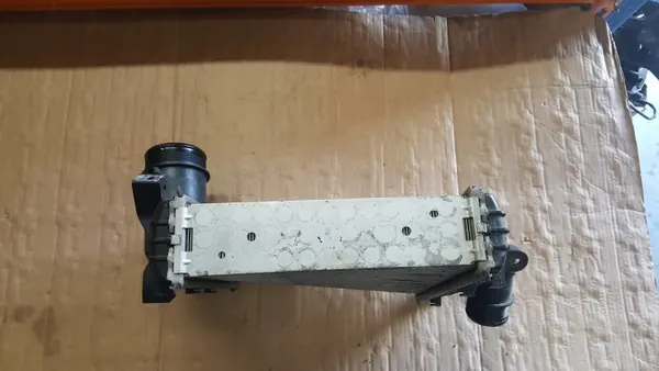 OEM 4M0145803BP välijäähdytin Porsche Cayennessa image 4