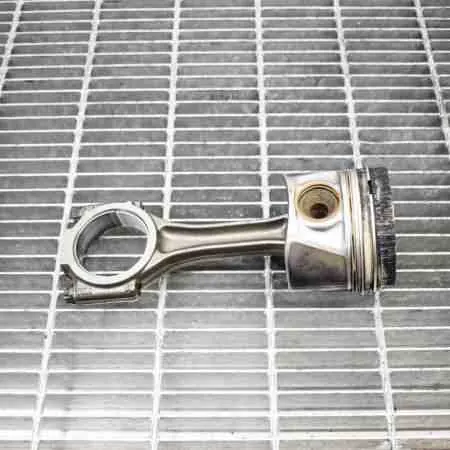 Audi A4 Avant Kolv 2.0L 2010 OEM 03L107065G038198401F image 2