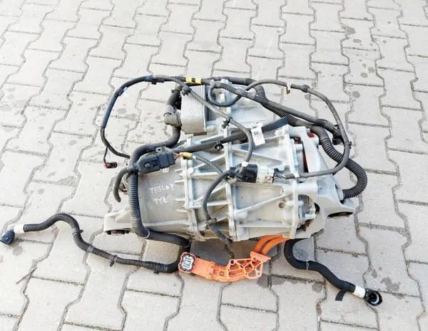 Tesla Model Y Taka sähkömoottori OEM 1587780-00-A image 2