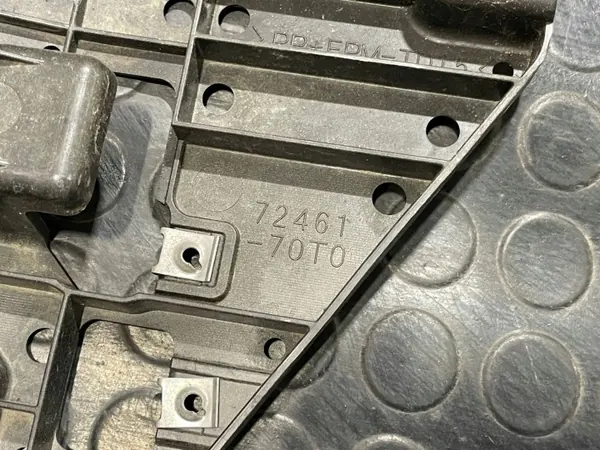 Suzuki Swift etupuskurin alapeite OEM 72461-70T0 image 10
