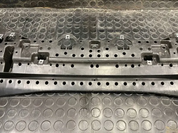 Suzuki Swift etupuskurin alapeite OEM 72461-70T0 image 3