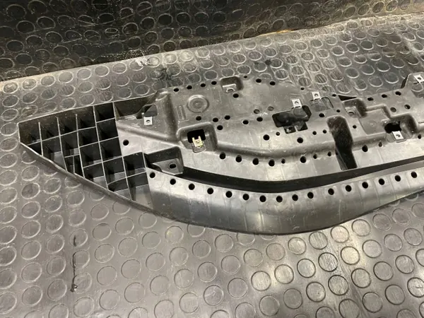 Suzuki Swift etupuskurin alapeite OEM 72461-70T0 image 4