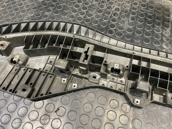 Suzuki Swift etupuskurin alapeite OEM 72461-70T0 image 8