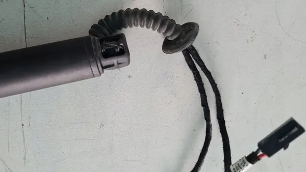 Skoda Superb II Lift Heckklappenstützen OEM 3T0827852B image 9