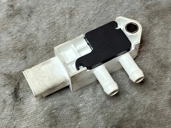 Tryckdifferenssensor Renault 4x4/SUV OEM 2082700Q0L image 2