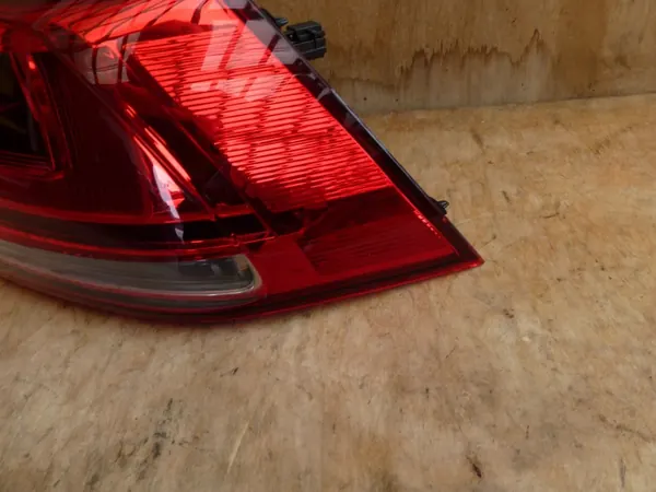 Luz trasera derecha VW Golf VII HB image 3