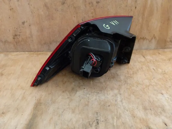 Luz trasera derecha VW Golf VII HB image 4