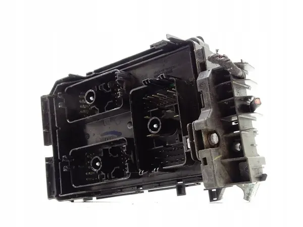 Sulakekotelo OEM 39158957 Opel Astra V:lle image 3