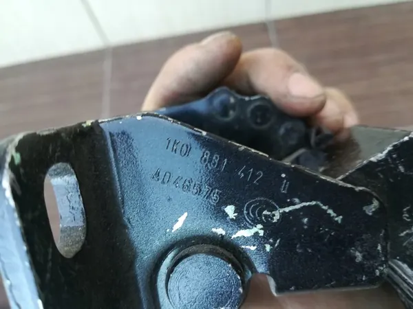 Höger Främre Nedre Dörrgångjärn VW Golf V VI Plus OE image 3