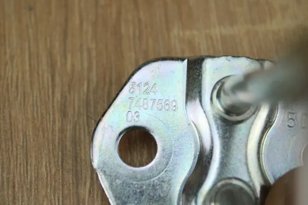Cerrojo OEM 7487569 para maletero BMW G26 - 17km image 3
