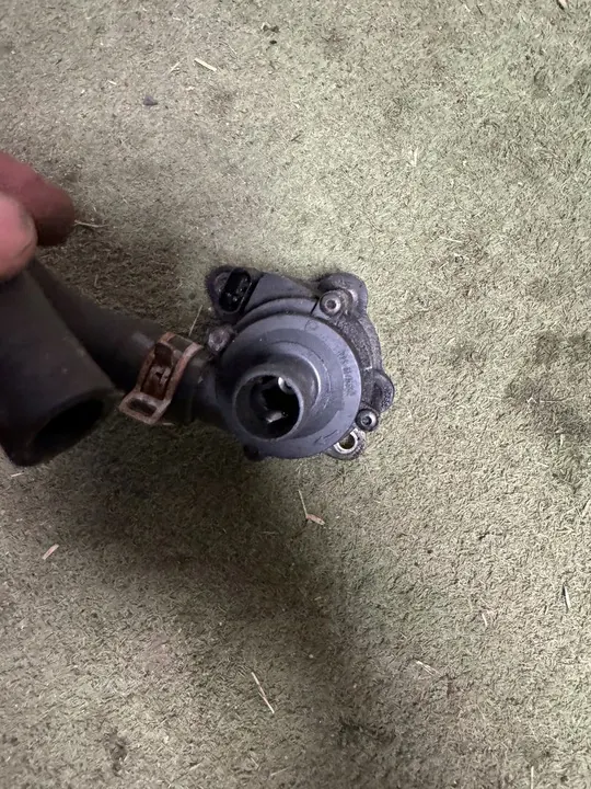 VOLVO 2.0 D3 D4 Vattenpump 31338211 image 2