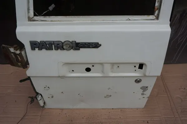 Nissan Patrol Y60 linker achterklep OEM PATROL Y60 KLAPA LEWA BIAŁA image 5