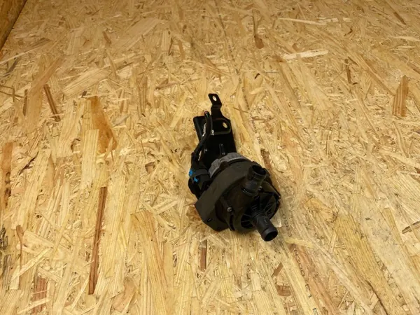 Bomba de agua Renault OE OEM 210197388R - Usada image 8